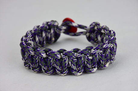 purple camouflage paracord bracelet unity band with red button back, picture of a purple camouflage paracord bracelet unity band with red button fastener in the back on a white background